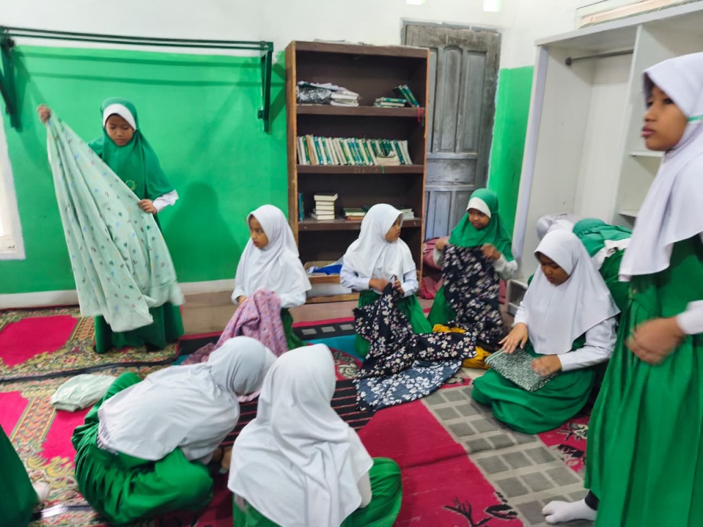 Gerakan bersih-bersih Masjid (Geber Mas)